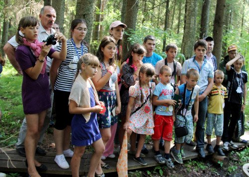 Многодетной семье из Тверской области, в которой воспитывают 32 ребенка, подарили автобус
